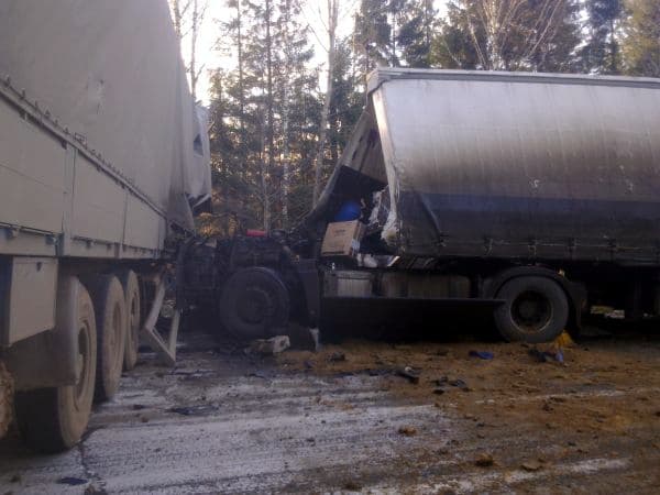 ДТП. В Омутнинском районе столкнулись два грузовика