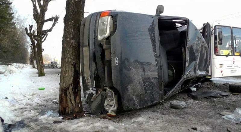 Водитель разбил автомобиль и скрылся с места аварии