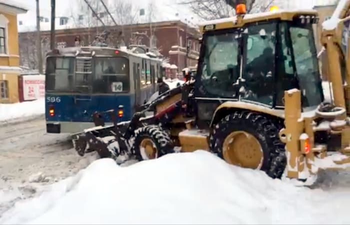 В Кирове уборщик снега спас увязнувший троллейбус и зацепил иномарку