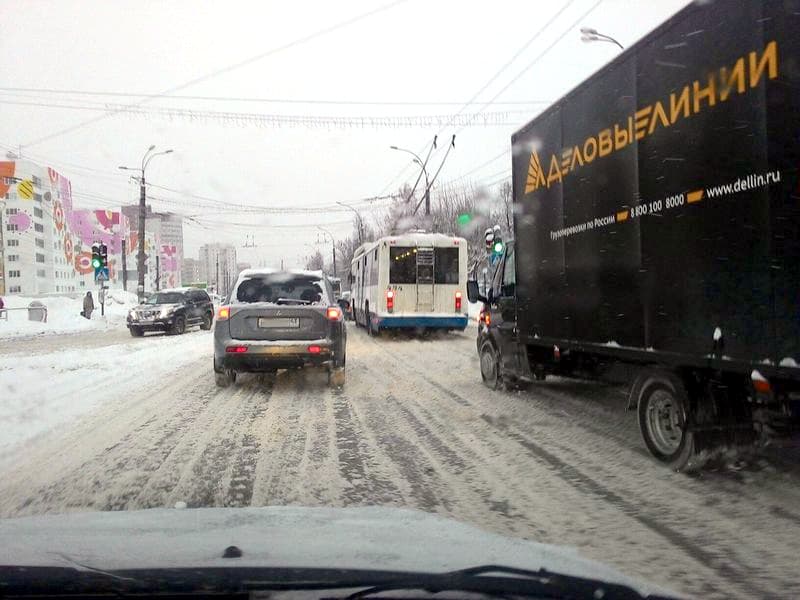 Киров встал в пробках. На дорогах снежная каша, накаты и гололедица