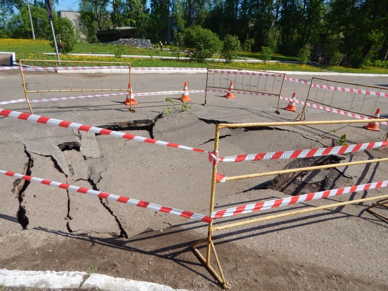 В Чепецке на проезжей части провалился асфальт