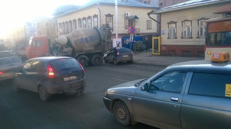 На Преображенской КамАЗ подмял под себя «Ладу Калину»