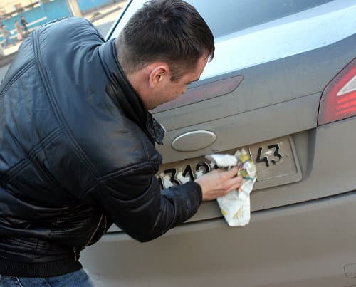 Что дешевле: заплатить штраф, вымыть машину или протереть номер?