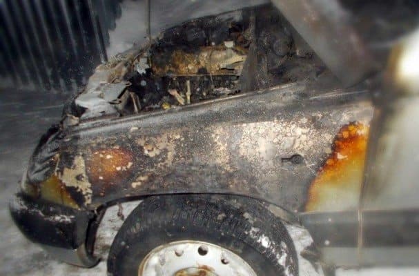 В Вахрушах на стоянке загорелась легковушка