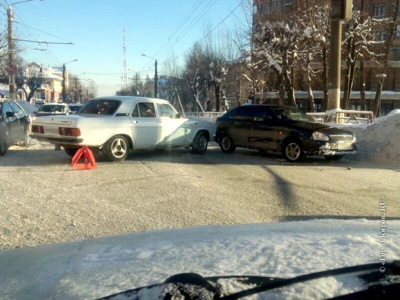 На Воровского столкнулись «Волга» и «Приора»