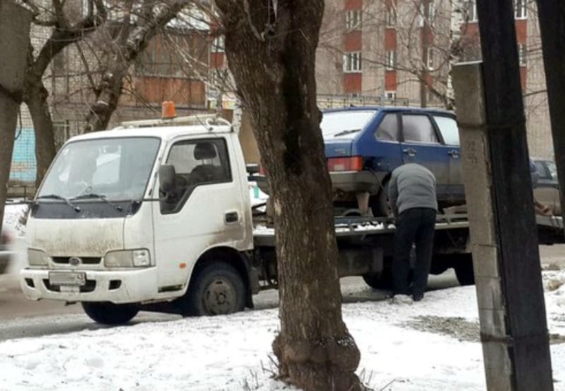 Водитель эвакуатора в Кирове слил бензин из неверно припаркованной машины