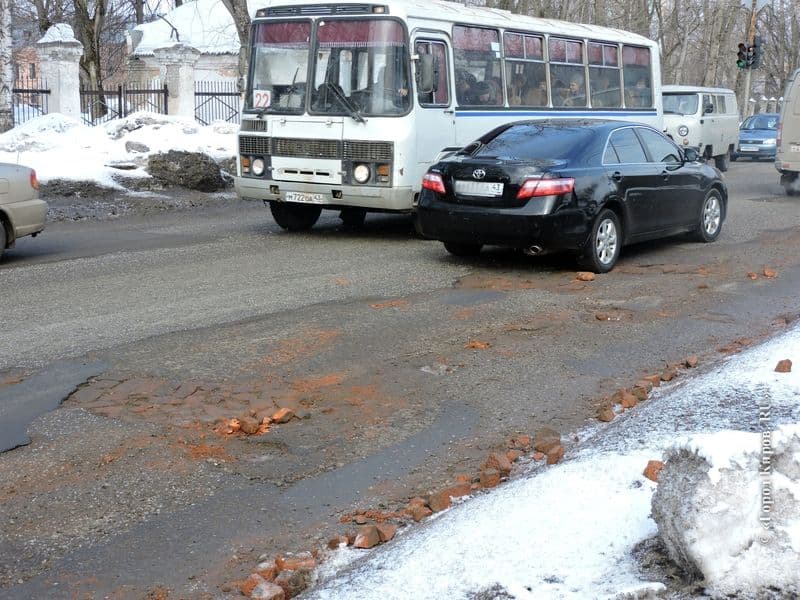 Ремонт на Романа Ердякова: кирпичи из ям разлетаются по всей дороге