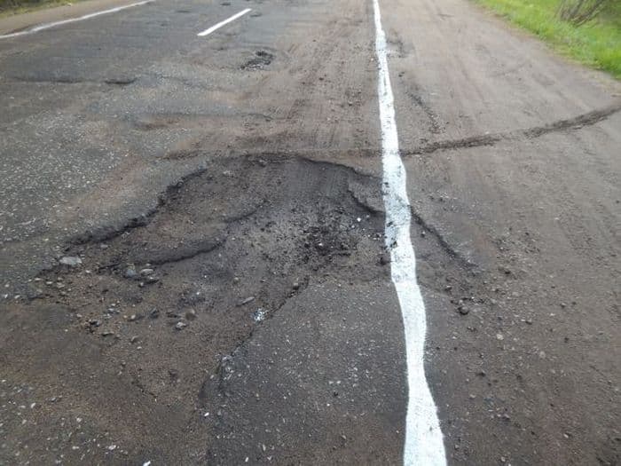 В Кировской области нанесли разметку на неотремонтированную дорогу