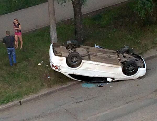 На Сурикова в Lacetti перевернулась пьяная девушка