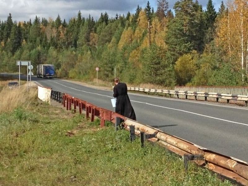 Батюшка освятил аварийную трассу Киров-Пермь