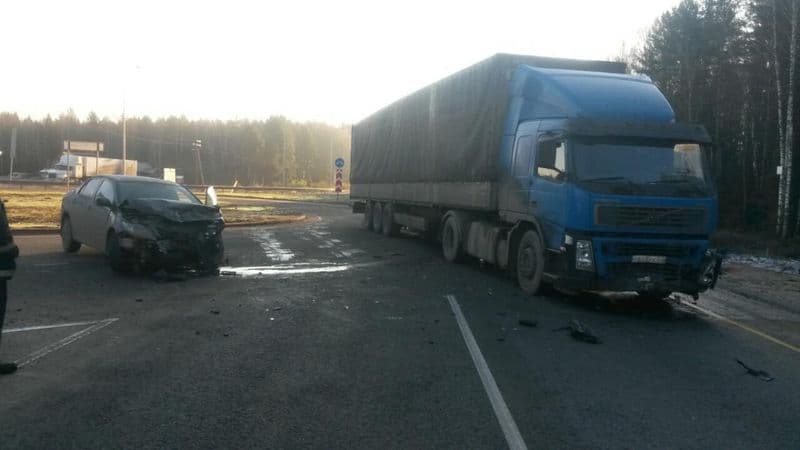Грузовик «Вольво» врезался в «Тойоту»
