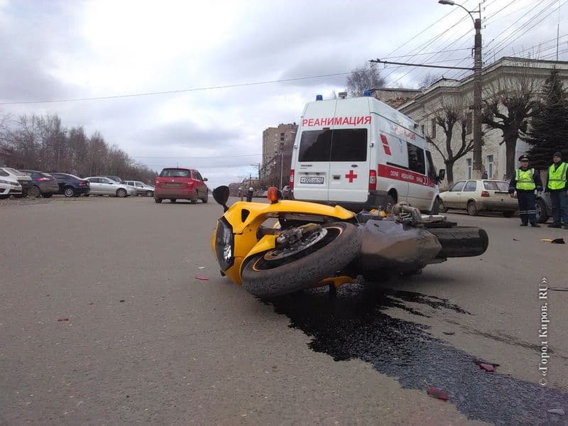 На Октябрьском проспекте мотоцикл врезался в «Калину»