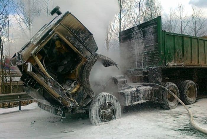 На мосту у Радужного загорелся КамАЗ