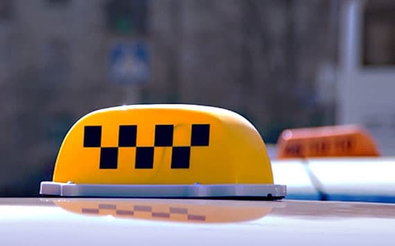 В Радужном пассажир украл у таксиста сумку с документами и гаджетами