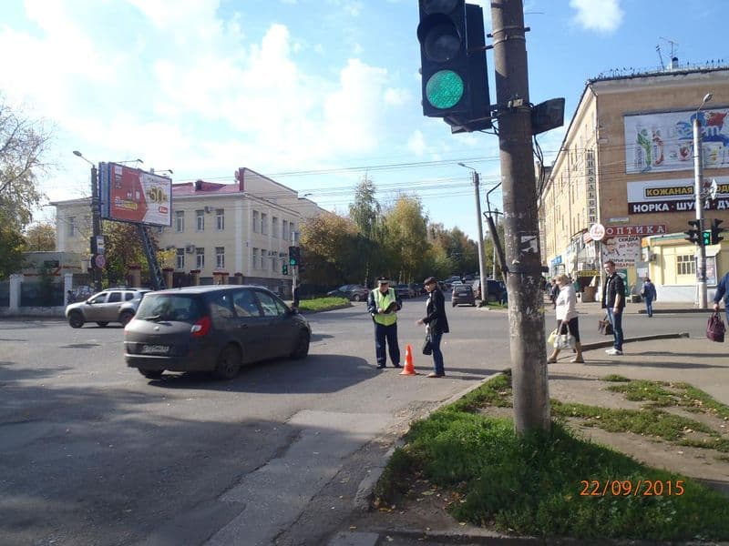 Автомобиль cбил женщину на Карла Маркса. Водитель скрылся