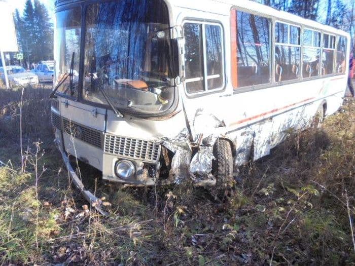 В Слободском районе автомобиль «БМВ» врезался в «ПАЗик»