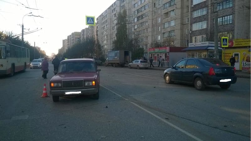 На проспекте Строителей «семерка» сбила женщину
