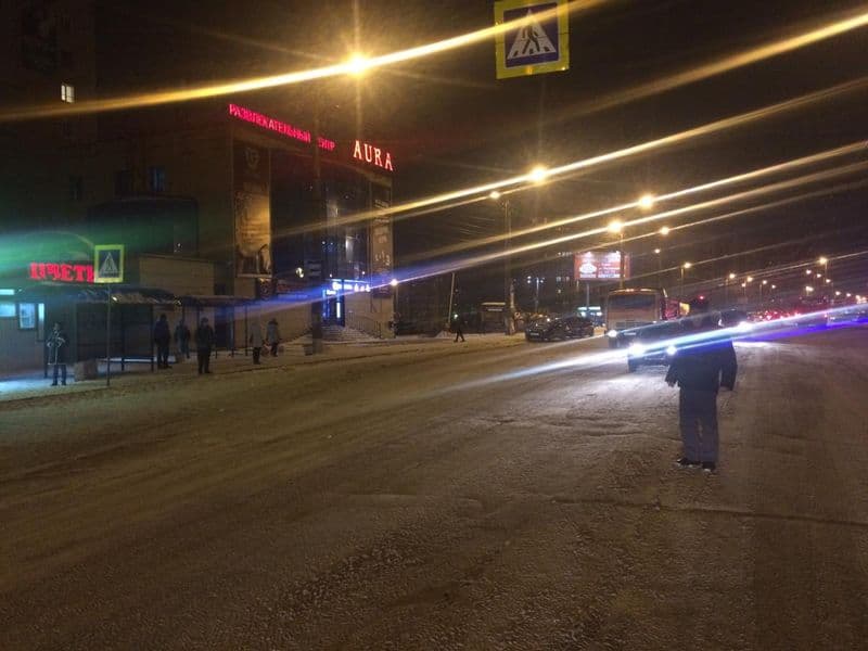 На проспекте Строителей неизвестный сбил мужчину и скрылся