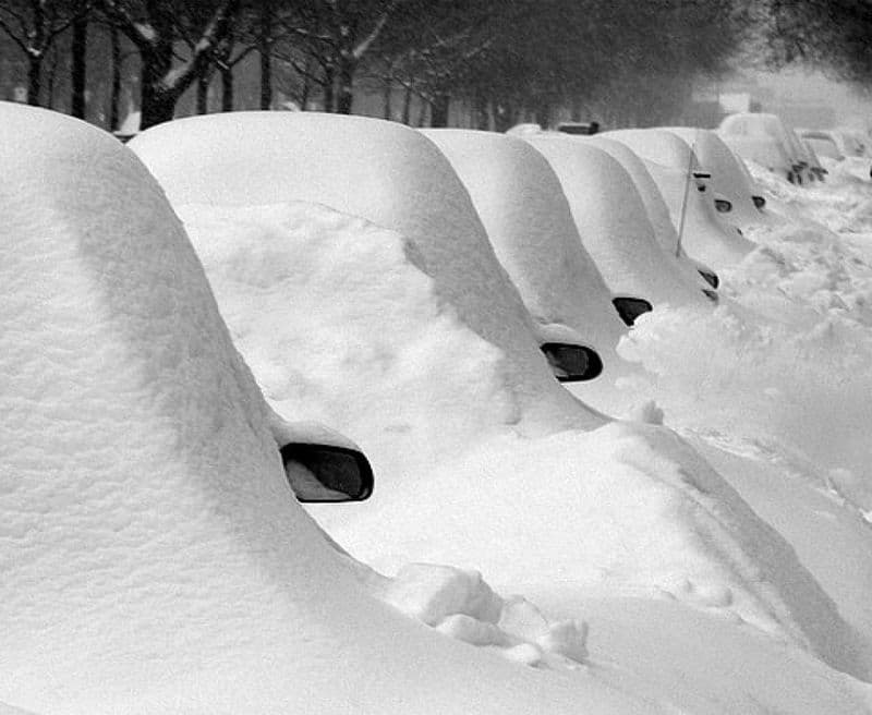 Устали выкапывать свою машину из снега?