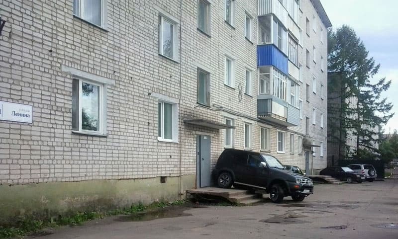 В Чепецке водитель «Форда» устроил ДТП, а потом «припарковался» на крыльце дома