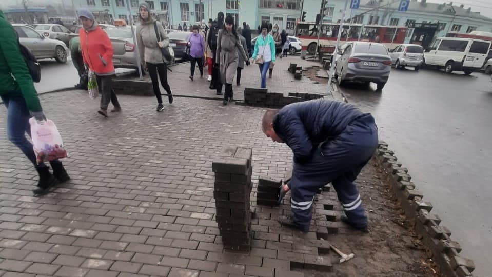 На Привокзальной площади устраняют дефекты после зимы