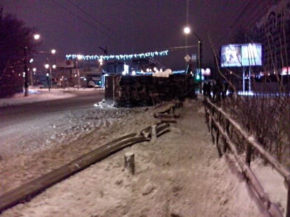 На Московской перевернулся КАМАЗ со снегом