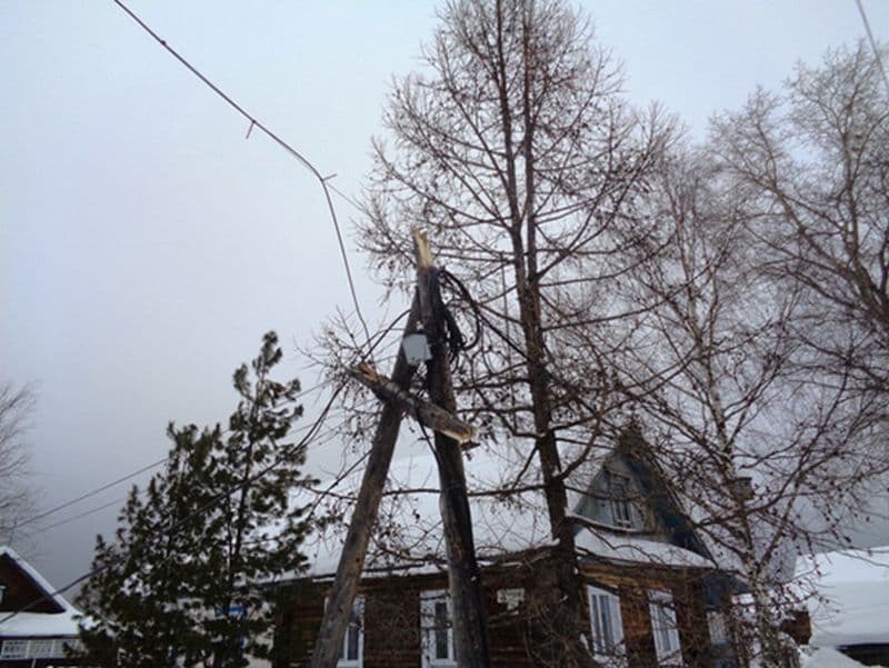 В Опарино фура сломала столб и оставила людей без связи