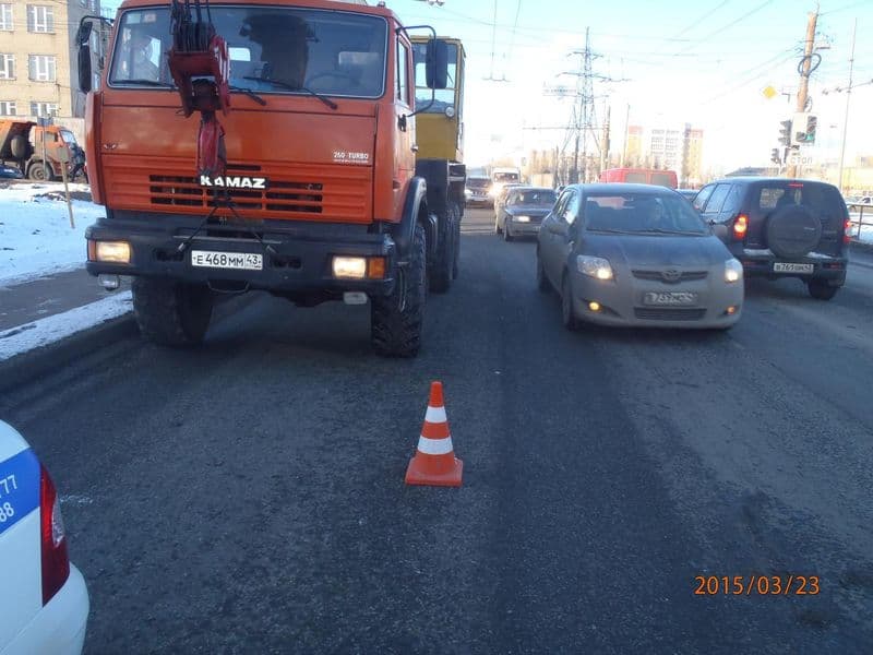 На перекрестке улиц Луганской и Дзержинского КамАЗ сбил пенсионерку