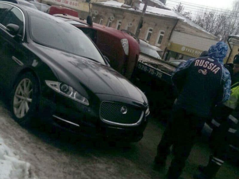 За рулем Jaguar, на который упала «Калина», был кировский врач