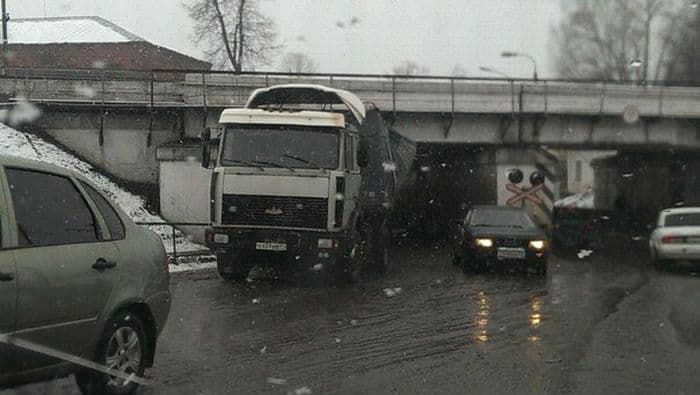 В Котельниче фура со стройматериалами застряла под мостом