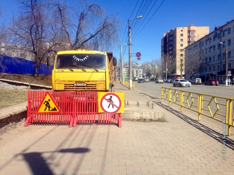 У здания налоговой на Комсомольской ограничили проезд транспорта