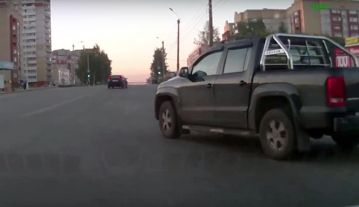 Водитель Volkswagen Amarok едва не устроил аварию в Кирове