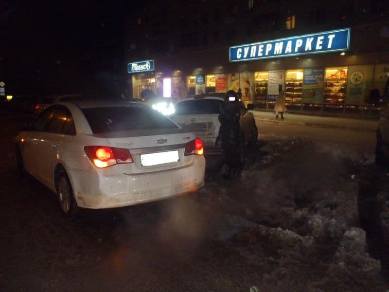 На Карла Маркса автоледи сбила пешехода, а потом протаранила другое авто