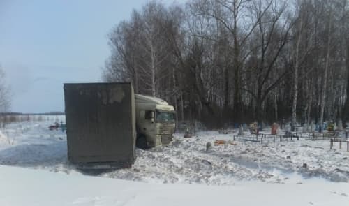 В Яранском районе фура разнесла могильные плиты и кресты