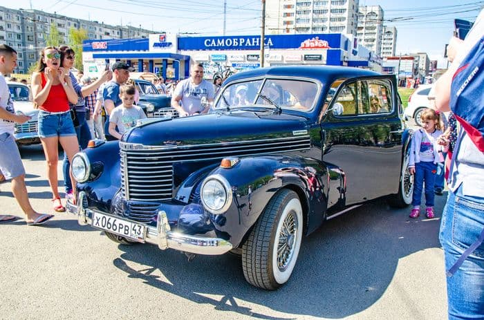 9 мая по городу Кирову проехались ретро автомобили