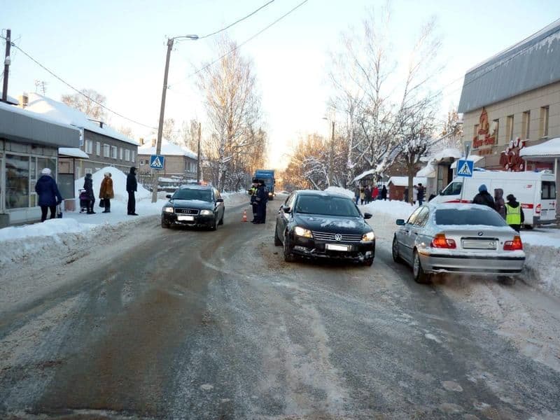 Водитель «Фольксвагена» сбил мать с ребенком в Чистых Прудах