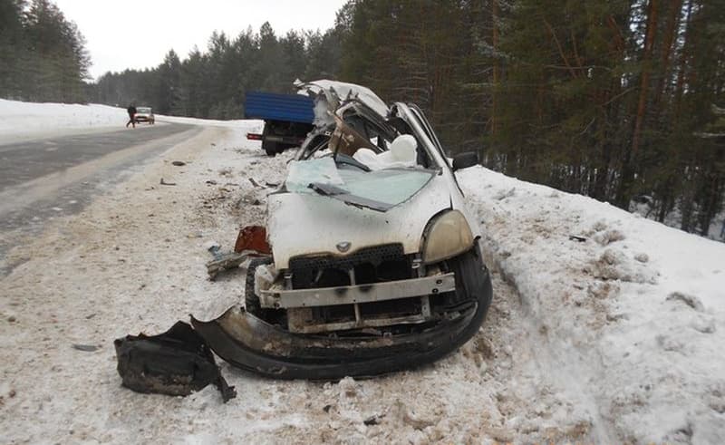 В Кировской области «Тойота» врезалась в КамАЗ: погибла девушка