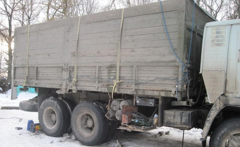 В Омутнинском районе КамАЗ задавил рабочего на пилораме