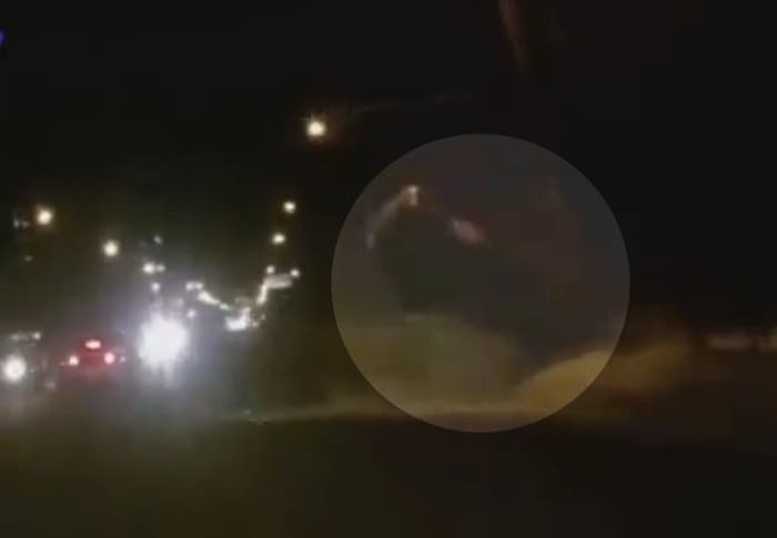 На Производственной Ниссан врезался в ограждение: машину подбросило вверх