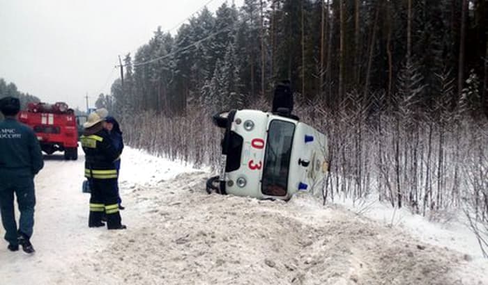 Автомобиль «скорой» перевернулся на трассе