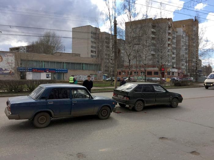 На Воровского водитель «семерки» протаранил «четырнадцатую»