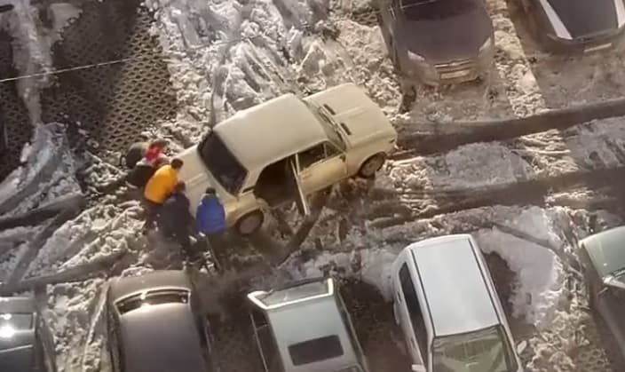 Пятеро молодых кировчан переставили автомобиль, чтобы выехать с парковки