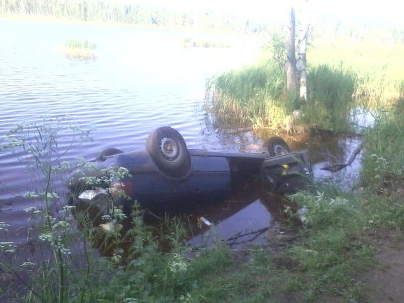 В Котельничском районе иномарка опрокинулась в пруд: водитель погиб