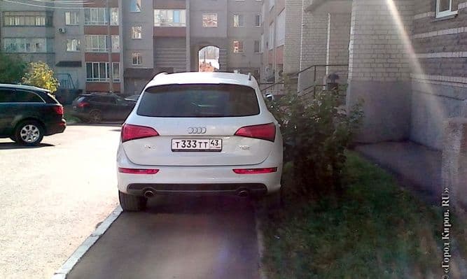 Водитель оставил внедорожник на тротуаре, полностью закрыв его