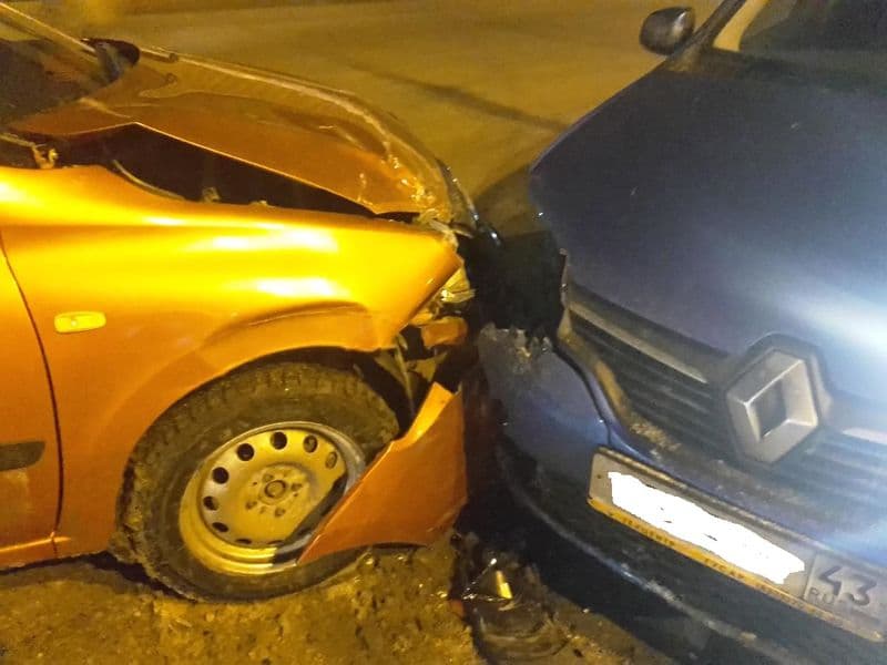 На перекрестке Октябрьского и Свердлова «поцеловались» «Лада» и «Рено»