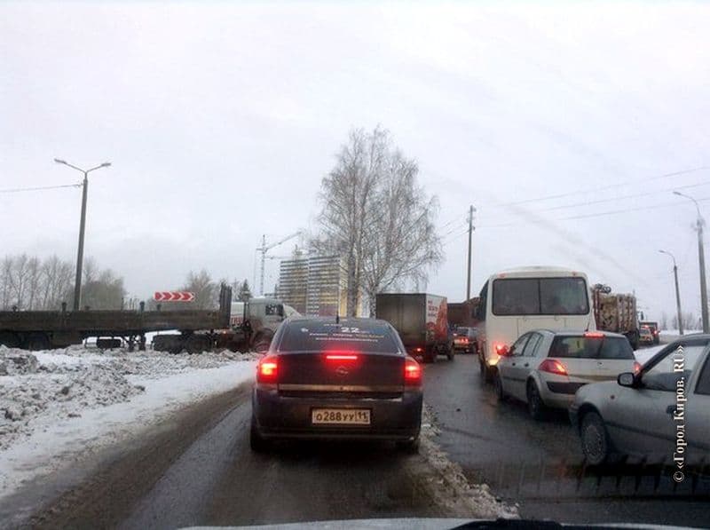 Советский тракт и улица Производственная встали в пробке