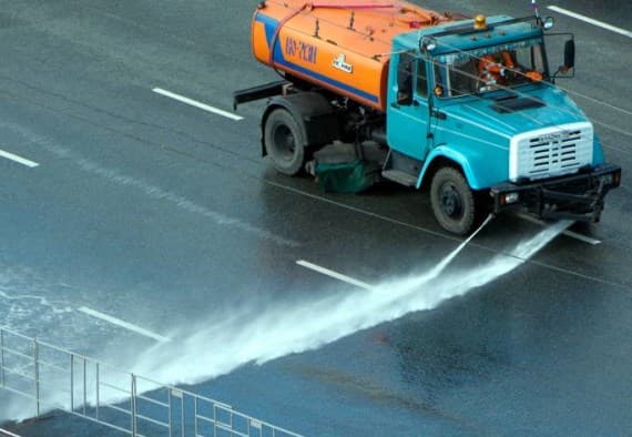 Поливка дорог 2014. Чем больше воды, тем лучше?