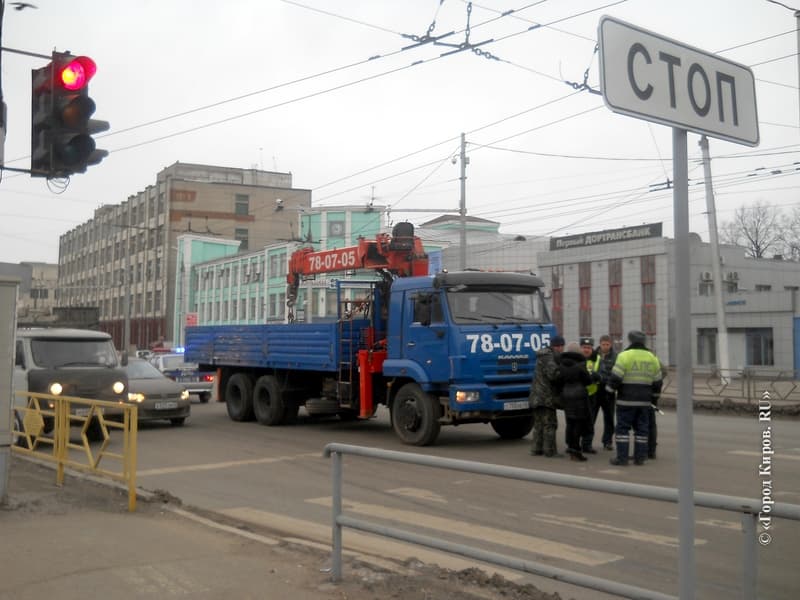 Авария на Октябрьском проспекте привела к километровой пробке