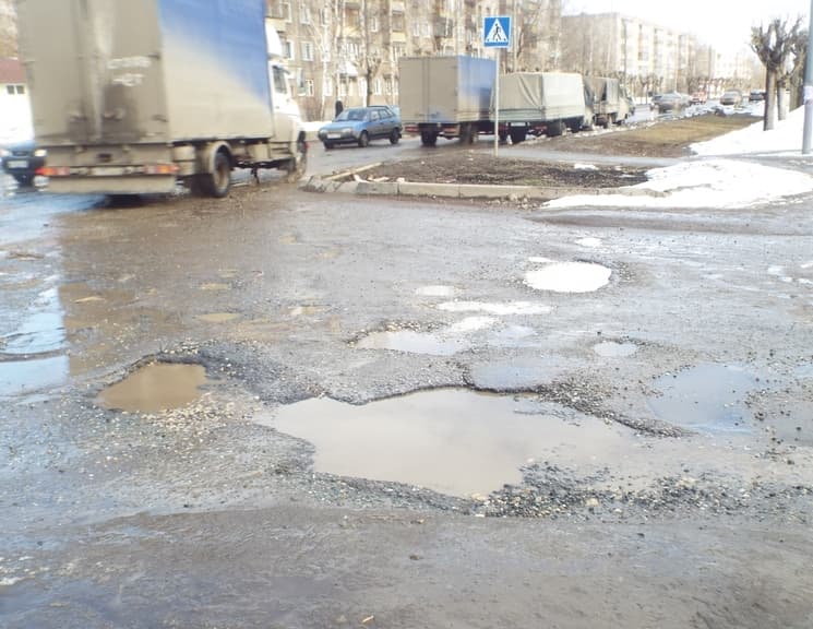 Разбитая и нерасчищенная дорога – основные причины ДТП в Кирове
