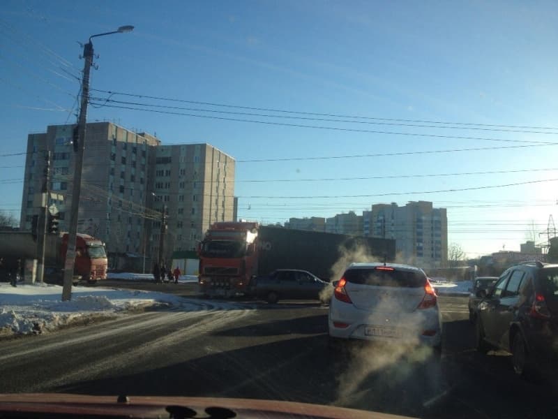 На Производственной застряла фура: водители объезжают пробку по тротуару